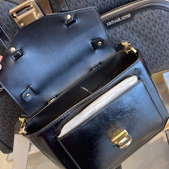 MICHAEL KORS
Manhattan Medium TH SCHOOL Crackled Metallic Leather SATCHEL
Black - Picture 10 of 16